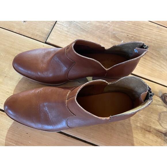 Kork-Ease Women's brown leather booties. V slits. Zipper back. Size 8M - Picture 2 of 6